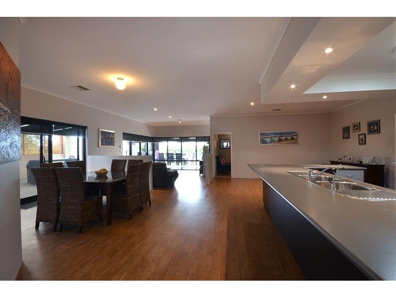 25 Vincent Rd, Sinagra WA 6065