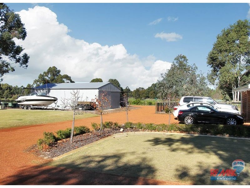 576 Neaves Road, Mariginiup WA 6065