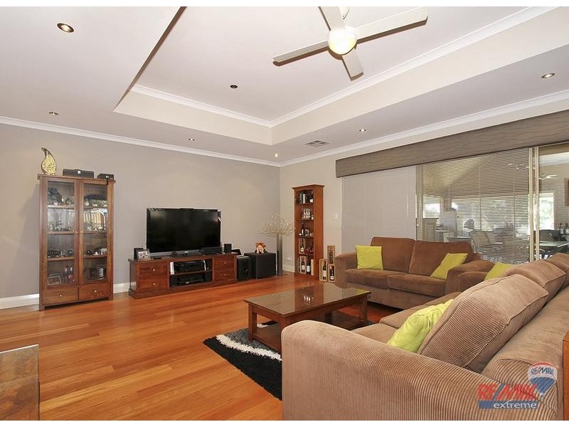 576 Neaves Road, Mariginiup WA 6065