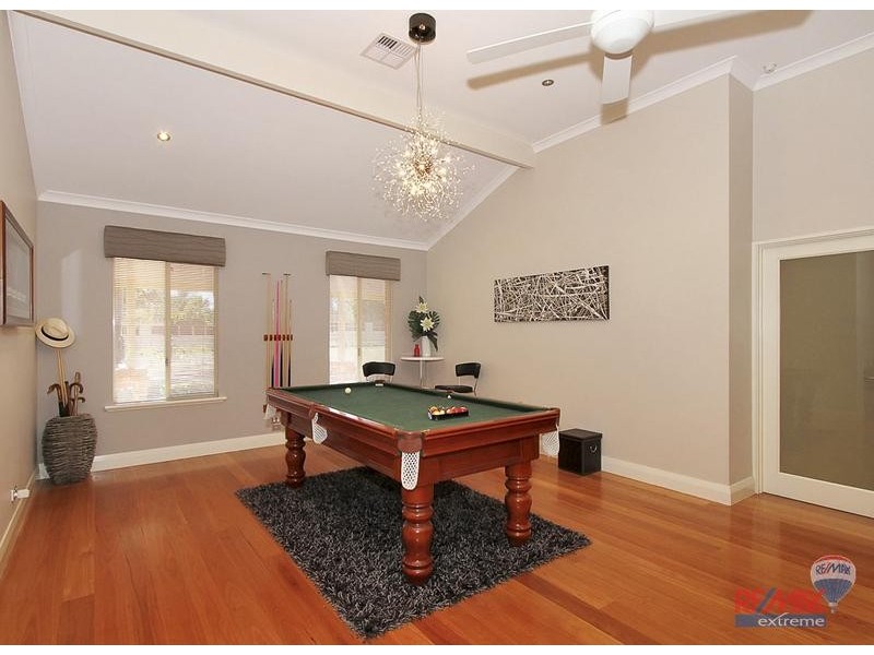 576 Neaves Road, Mariginiup WA 6065