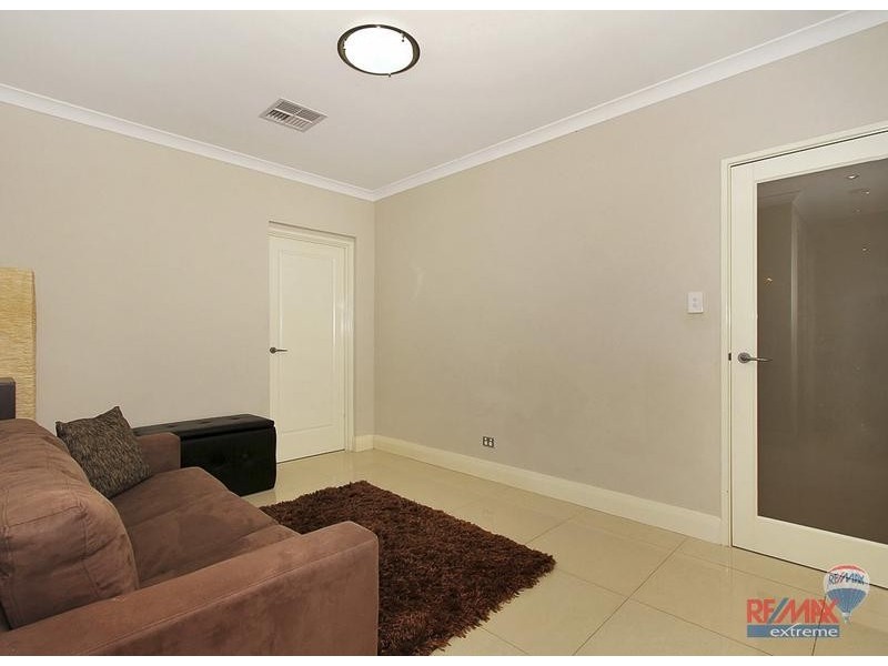 576 Neaves Road, Mariginiup WA 6065