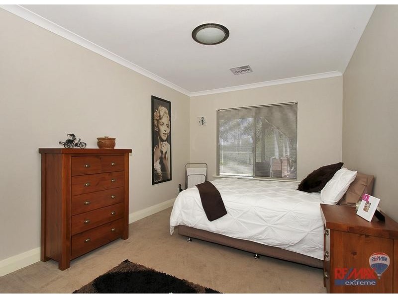 576 Neaves Road, Mariginiup WA 6065