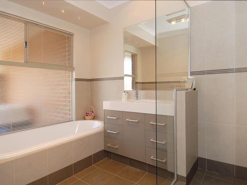 576 Neaves Road, Mariginiup WA 6065