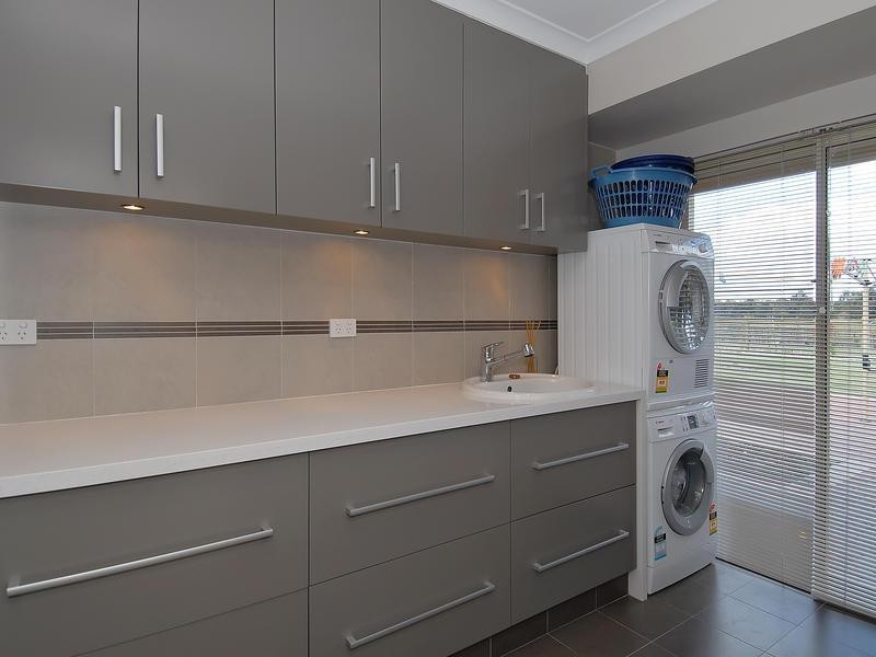 576 Neaves Road, Mariginiup WA 6065