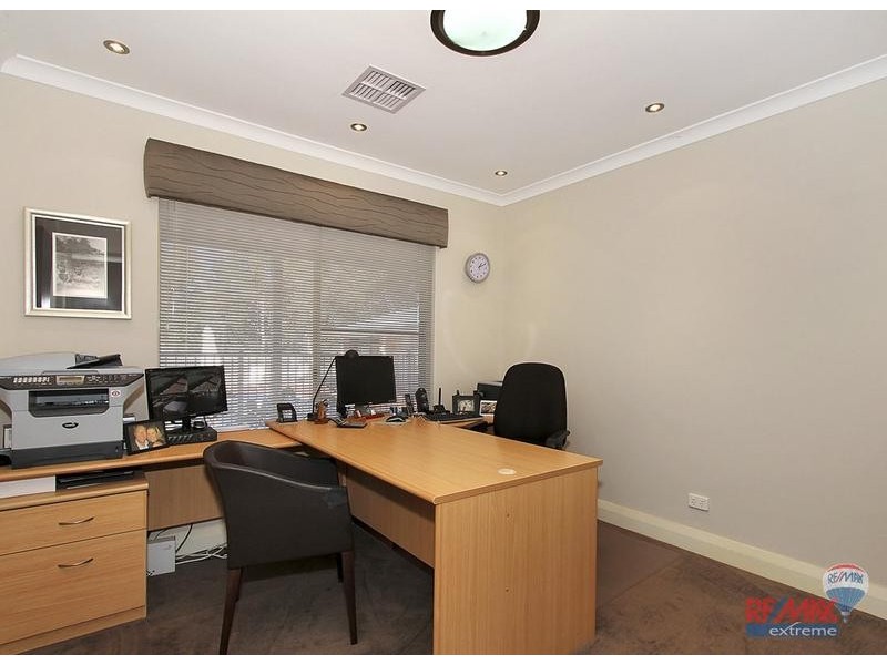 576 Neaves Road, Mariginiup WA 6065