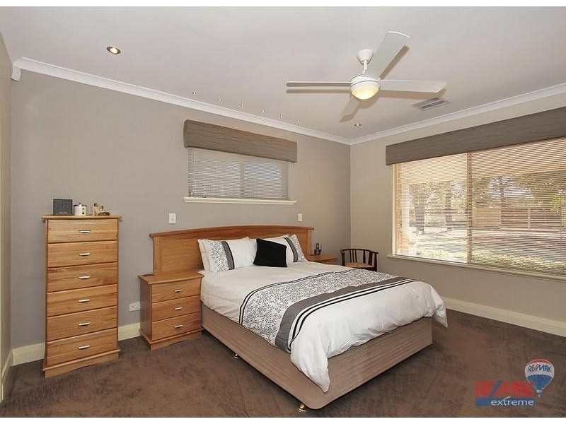 576 Neaves Road, Mariginiup WA 6065