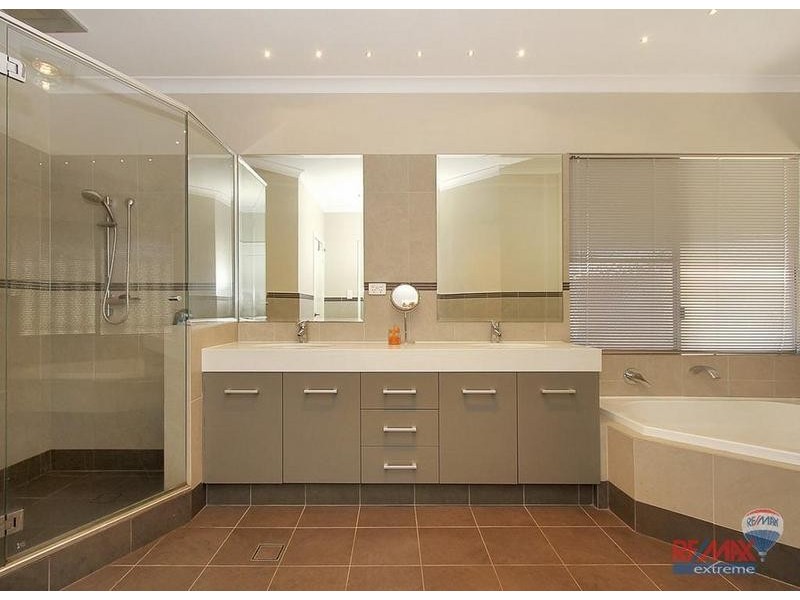 576 Neaves Road, Mariginiup WA 6065