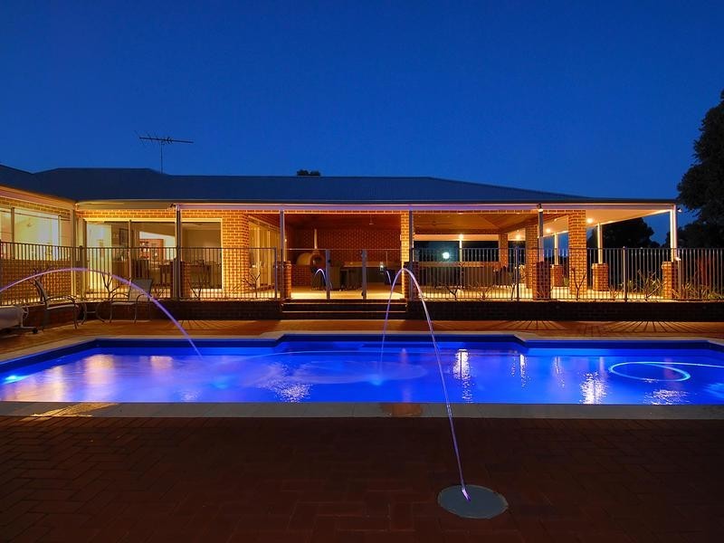 576 Neaves Road, Mariginiup WA 6065