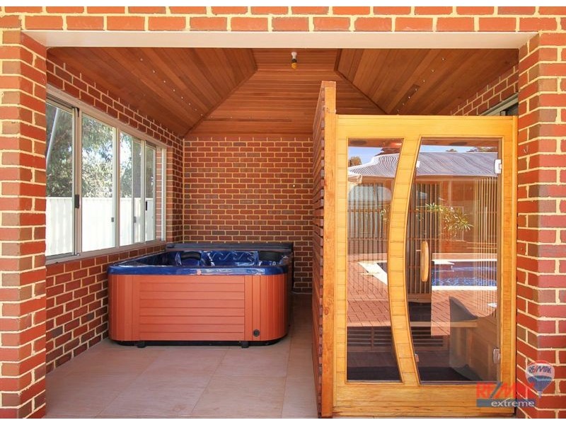 576 Neaves Road, Mariginiup WA 6065