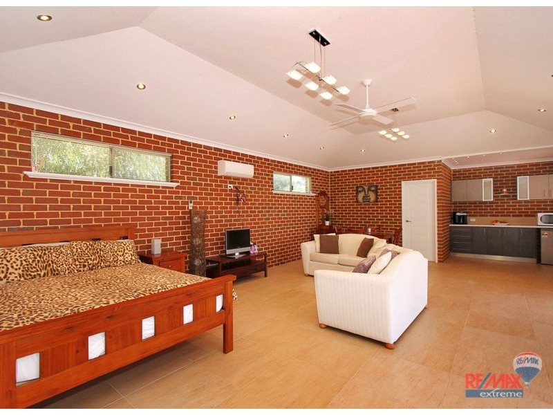 576 Neaves Road, Mariginiup WA 6065