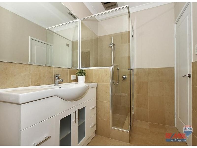 576 Neaves Road, Mariginiup WA 6065