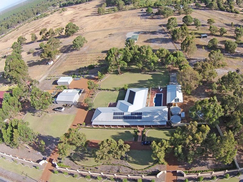 576 Neaves Road, Mariginiup WA 6065