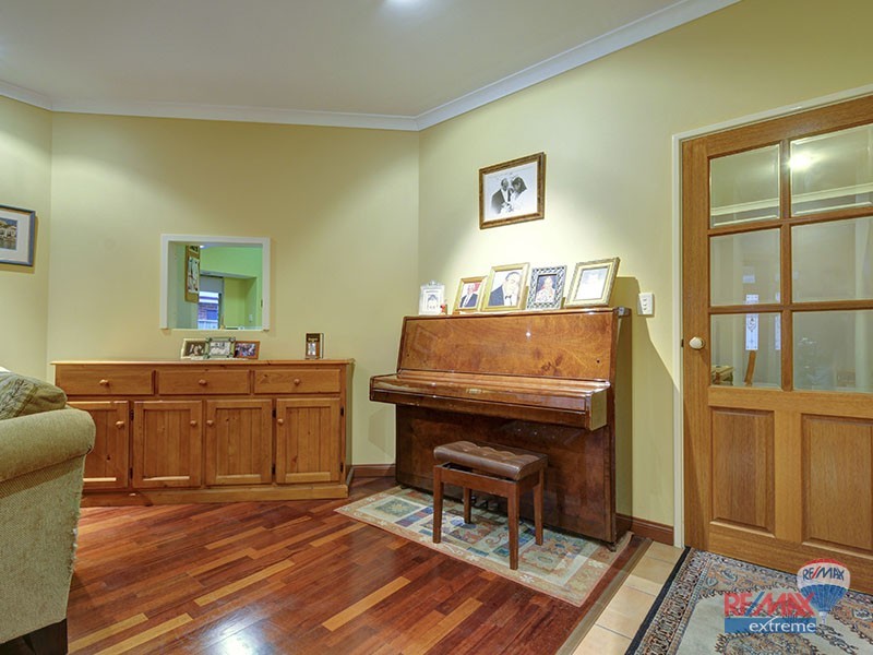16 Darlington Loop, Pearsall WA 6065
