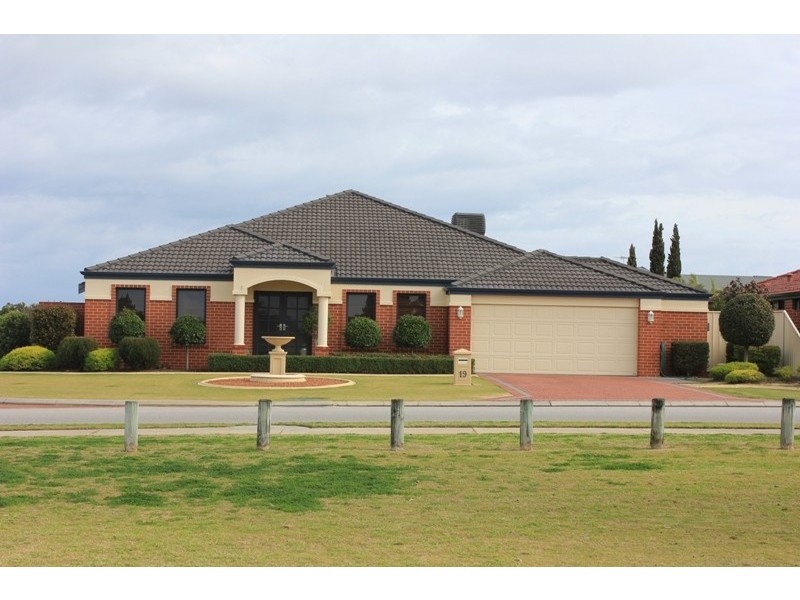 19 Hinckley Parkway, Hocking WA 6065