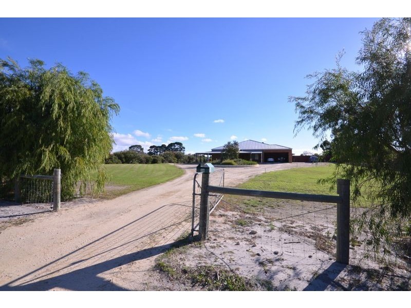 26 Via Vista Drive, Mariginiup WA 6065
