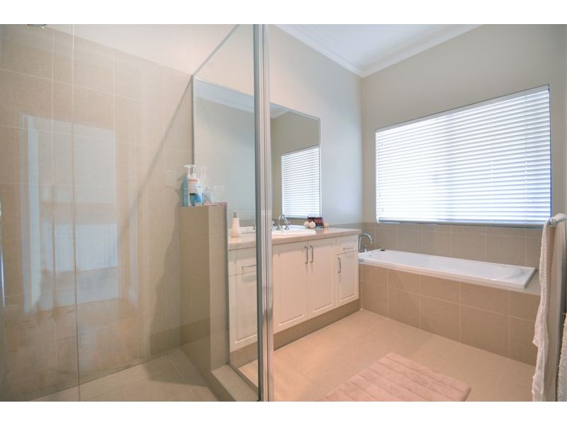 26 Via Vista Drive, Mariginiup WA 6065