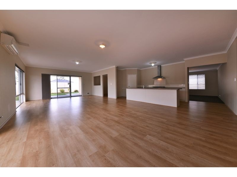 40 Liriope Parkway, Sinagra WA 6065