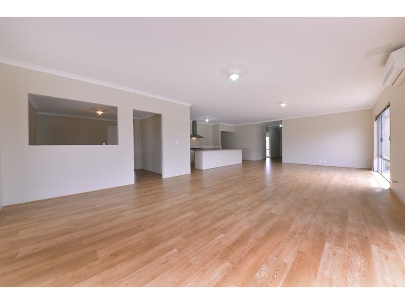 40 Liriope Parkway, Sinagra WA 6065