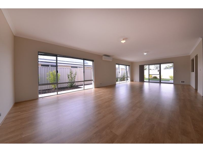 40 Liriope Parkway, Sinagra WA 6065