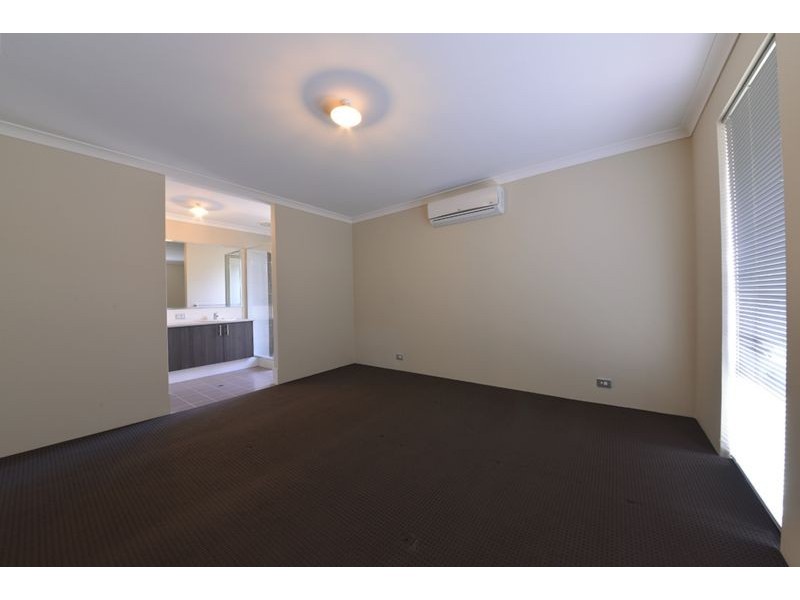 40 Liriope Parkway, Sinagra WA 6065