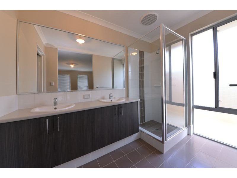 40 Liriope Parkway, Sinagra WA 6065