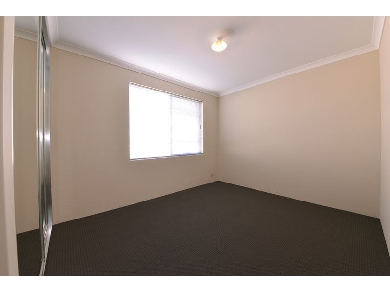 40 Liriope Parkway, Sinagra WA 6065