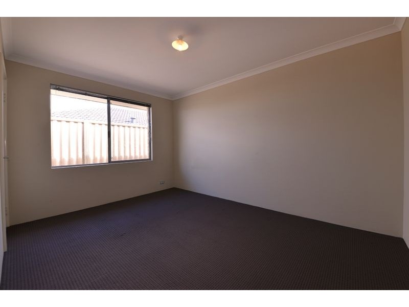 40 Liriope Parkway, Sinagra WA 6065