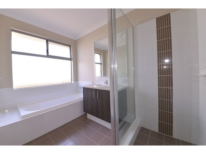 40 Liriope Parkway, Sinagra WA 6065