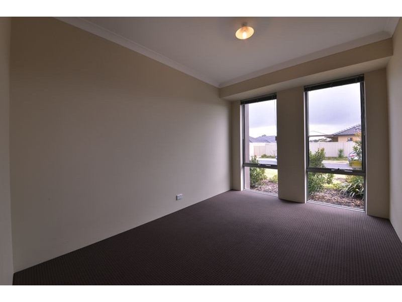 40 Liriope Parkway, Sinagra WA 6065