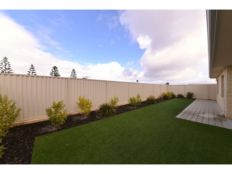 40 Liriope Parkway, Sinagra WA 6065