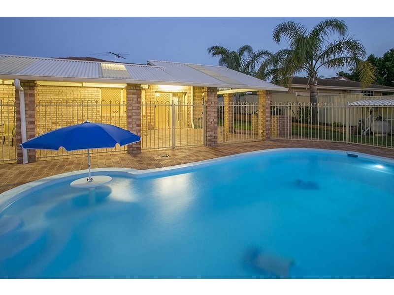 2 Castlegate Way, Woodvale WA 6026