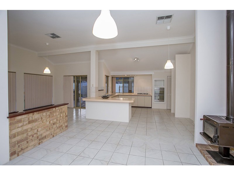 2 Castlegate Way, Woodvale WA 6026