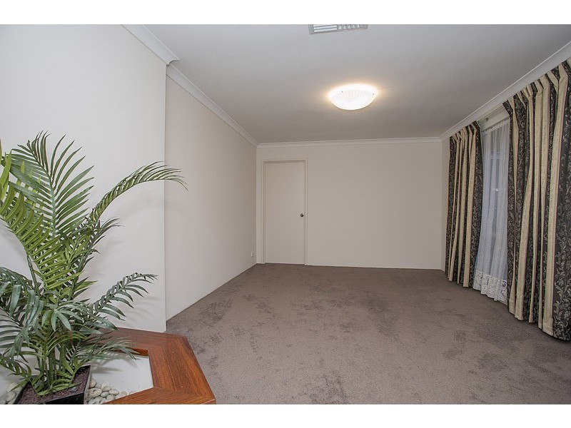 2 Castlegate Way, Woodvale WA 6026