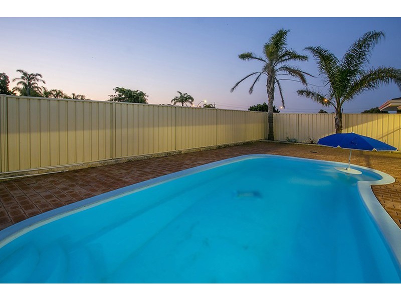 2 Castlegate Way, Woodvale WA 6026