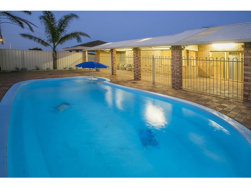 2 Castlegate Way, Woodvale WA 6026