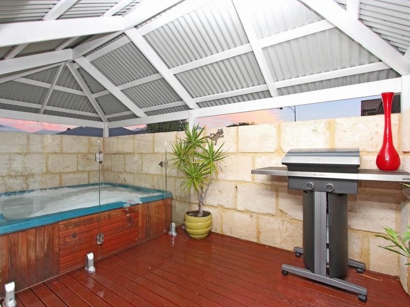 12 La Bianca Vista, Carramar WA 6031