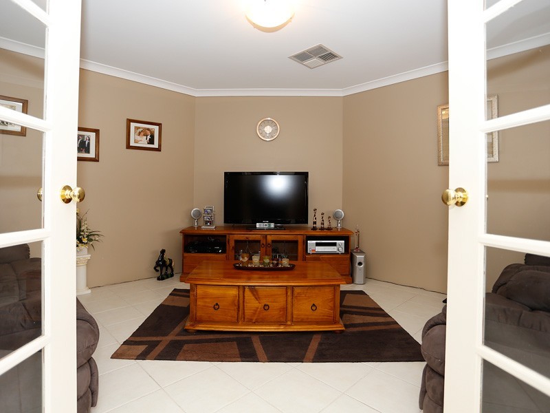 423 Kingsway, Landsdale WA 6065