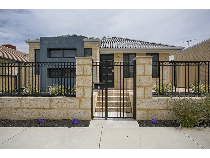 7 Wallcliffe Gate, Carramar WA 6031