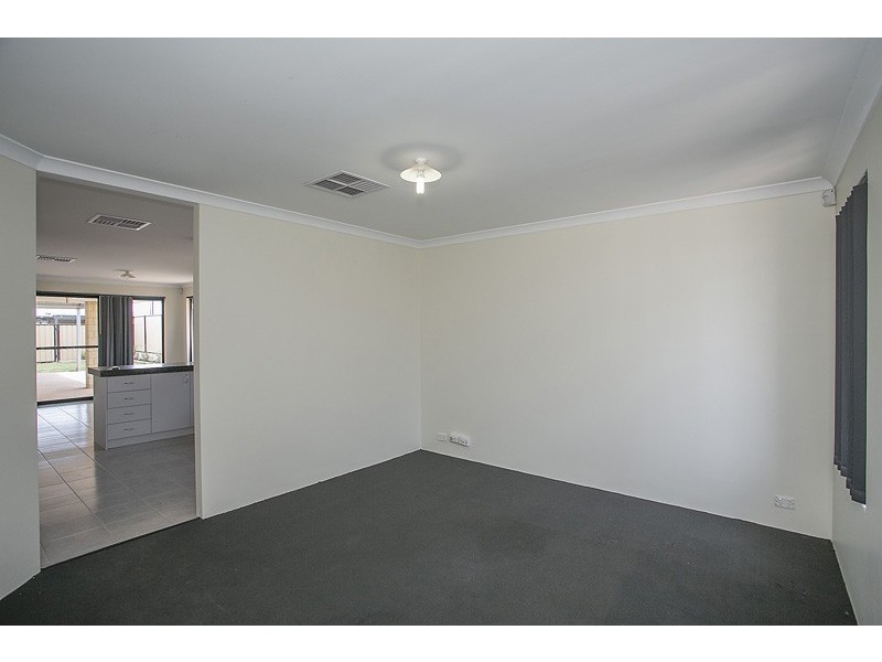 7 Wallcliffe Gate, Carramar WA 6031