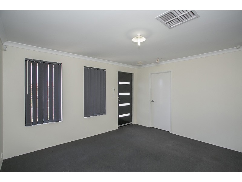 7 Wallcliffe Gate, Carramar WA 6031