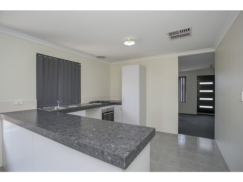 7 Wallcliffe Gate, Carramar WA 6031