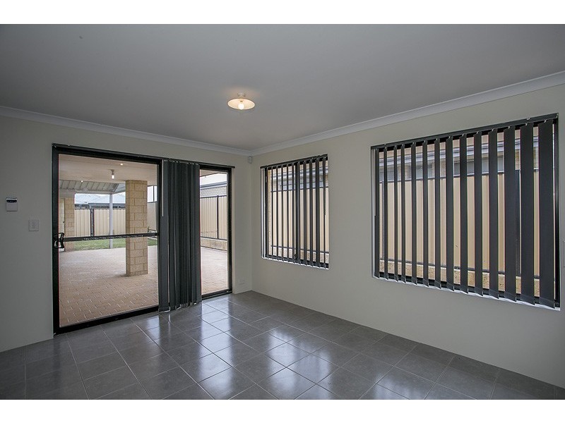 7 Wallcliffe Gate, Carramar WA 6031