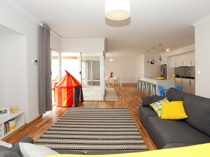 13 Roundhouse Parade, Jindalee WA 6036