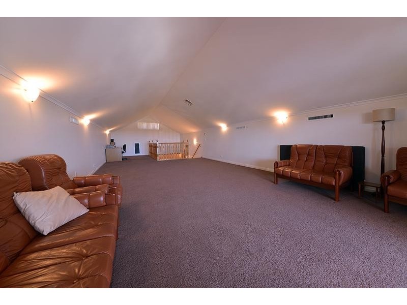 12 Capri Leone Way, Sinagra WA 6065