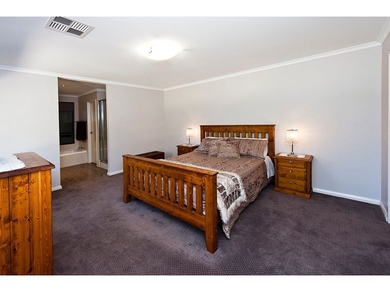 6 Kent Road, Marangaroo WA 6064