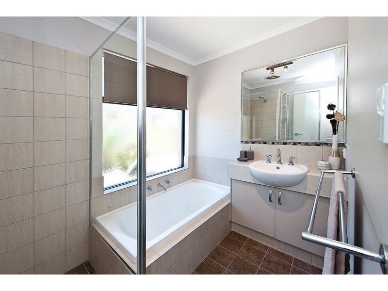 6 Kent Road, Marangaroo WA 6064