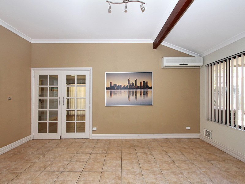 15 Savona Grove, Mindarie WA 6030