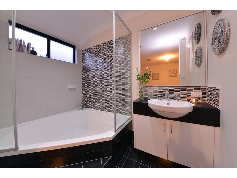 143 Shiraz Blvd, Pearsall WA 6065