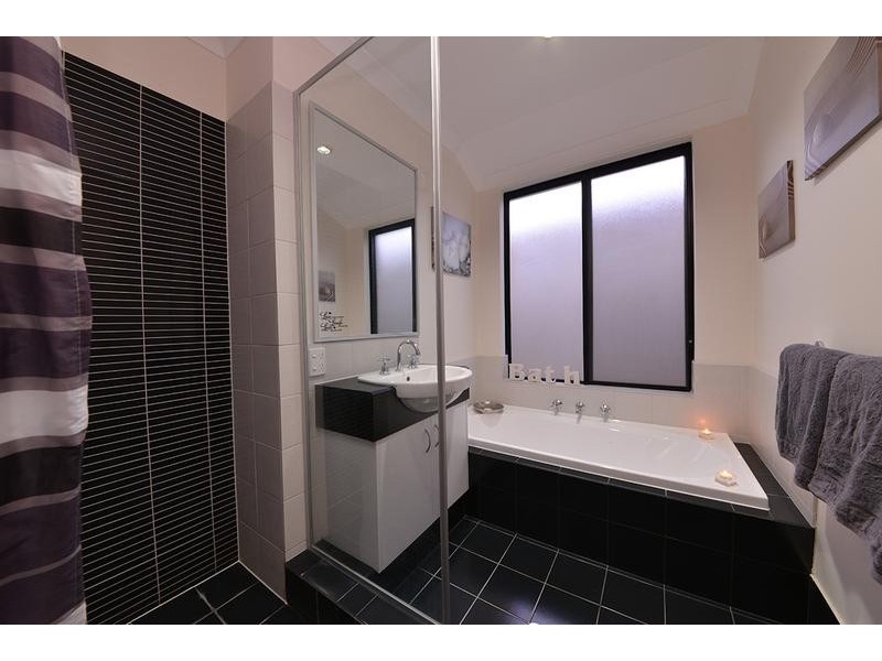 143 Shiraz Blvd, Pearsall WA 6065