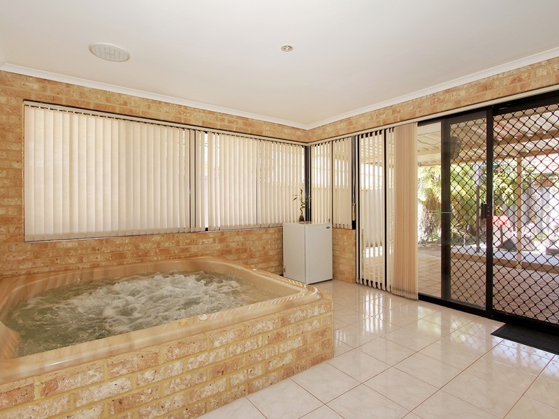 3 Houghton Drive, Carramar WA 6031